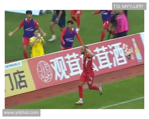 足球梅开二度助力球队逆转胜利展现球员超凡实力与团队默契 足球梅开二度助力球队逆转胜利展现球员超凡实力与团队默契